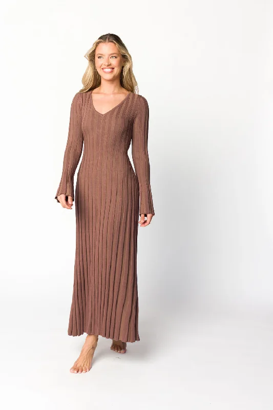 Hadley Long Sleeve V-Neck Knit Maxi Dress in Cocoa